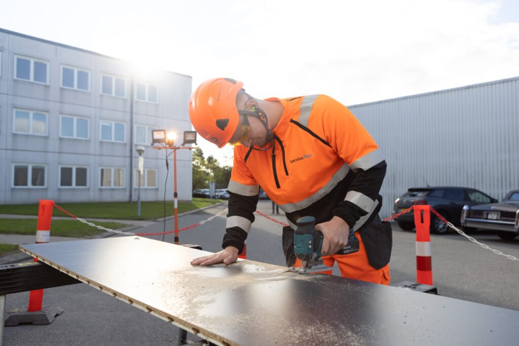 Tømrer arbejder på byggeplads – få et skræddersyet tilbud på tømrer til konstruktion af tag og udestue.