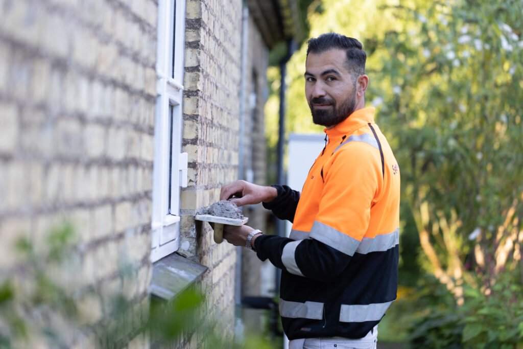 Udvendigt arbejde i forbindelse med tømrer- og facaderenovering – ideel løsning til dig, der planlægger en komplet boligforbedring.