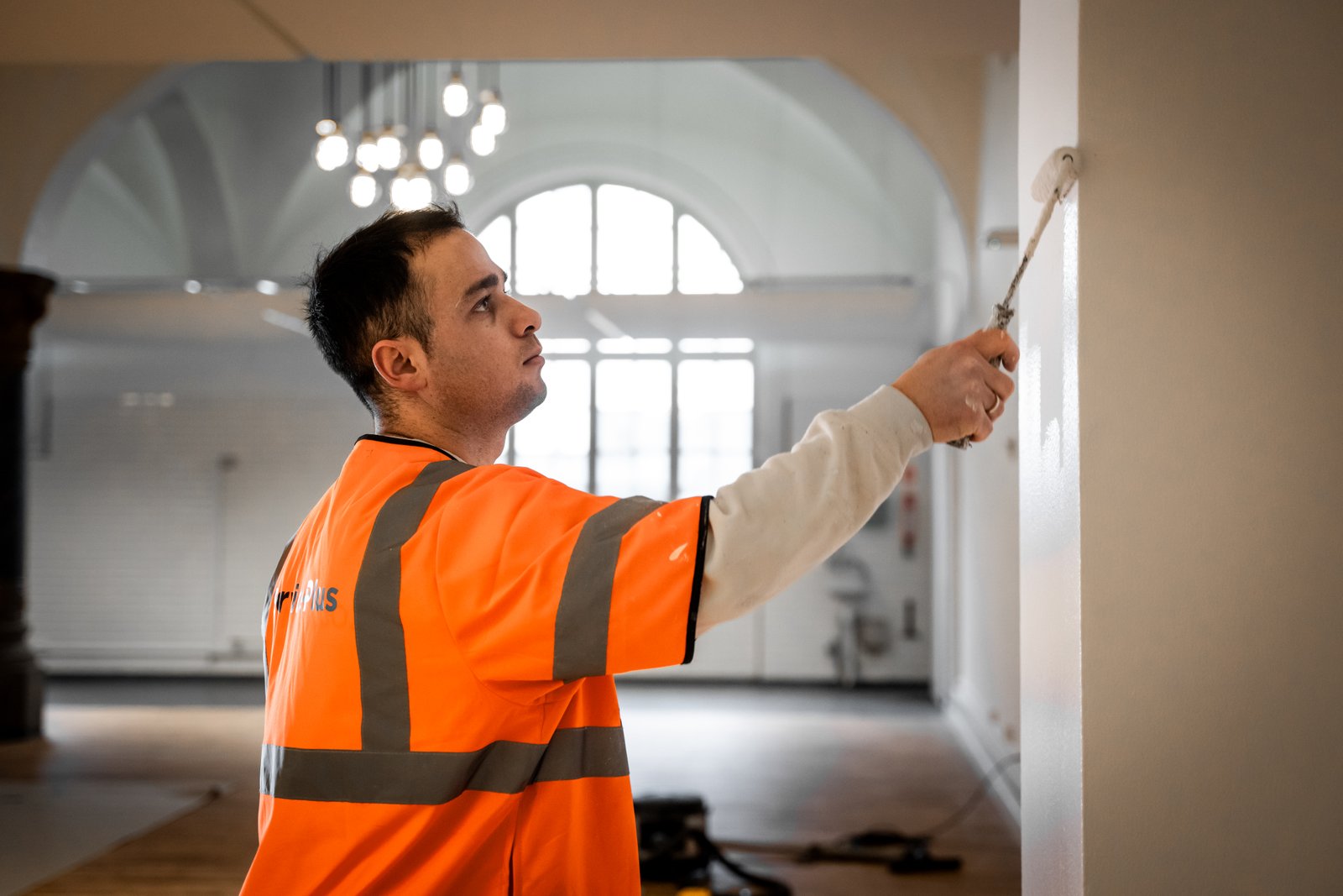 Indvendig renovering som supplement til tømrerarbejde – skab en gennemført finish i boligens rum.